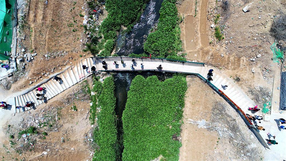 绿地国际花都社区危桥再次改造 整修台阶加装护栏
