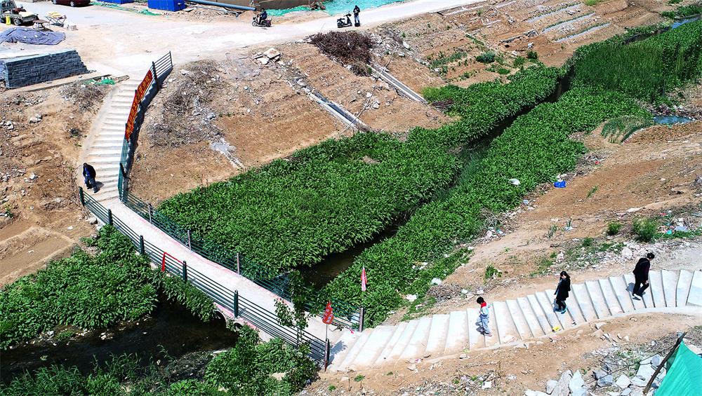 绿地国际花都社区危桥再次改造 整修台阶加装护栏