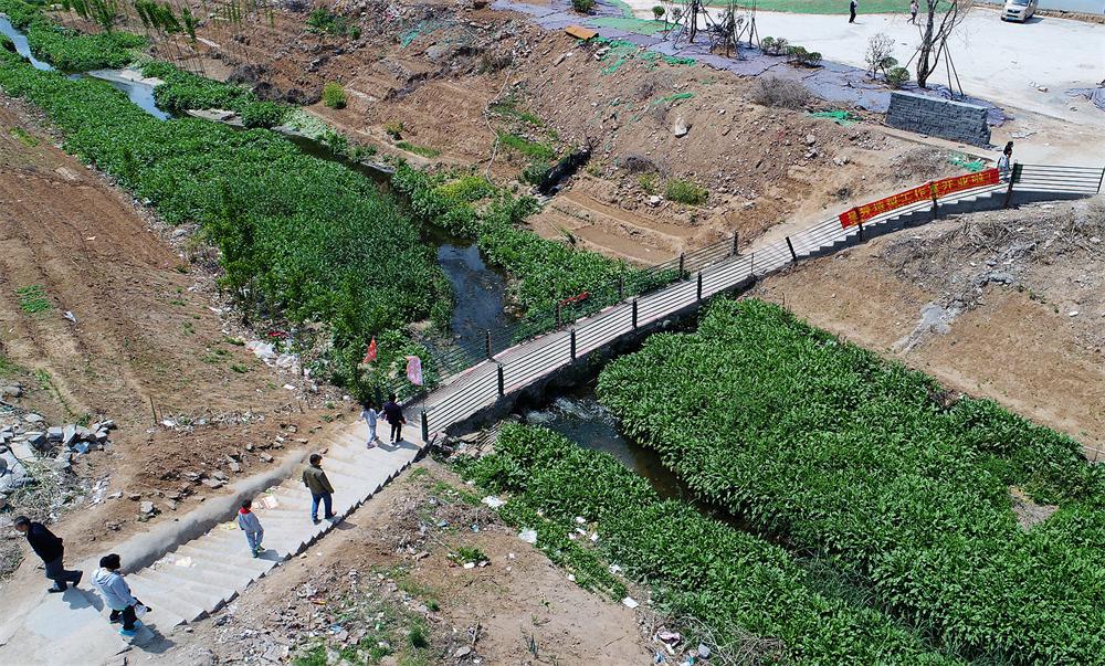 绿地国际花都社区危桥再次改造 整修台阶加装护栏