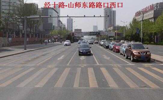 方便就医和出行 经十路山师东路西口多了条左转车道