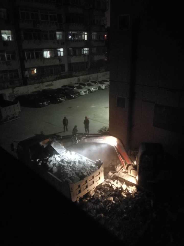 银座奥特莱斯东环店工地晚上10点还施工 附近居民难以入眠