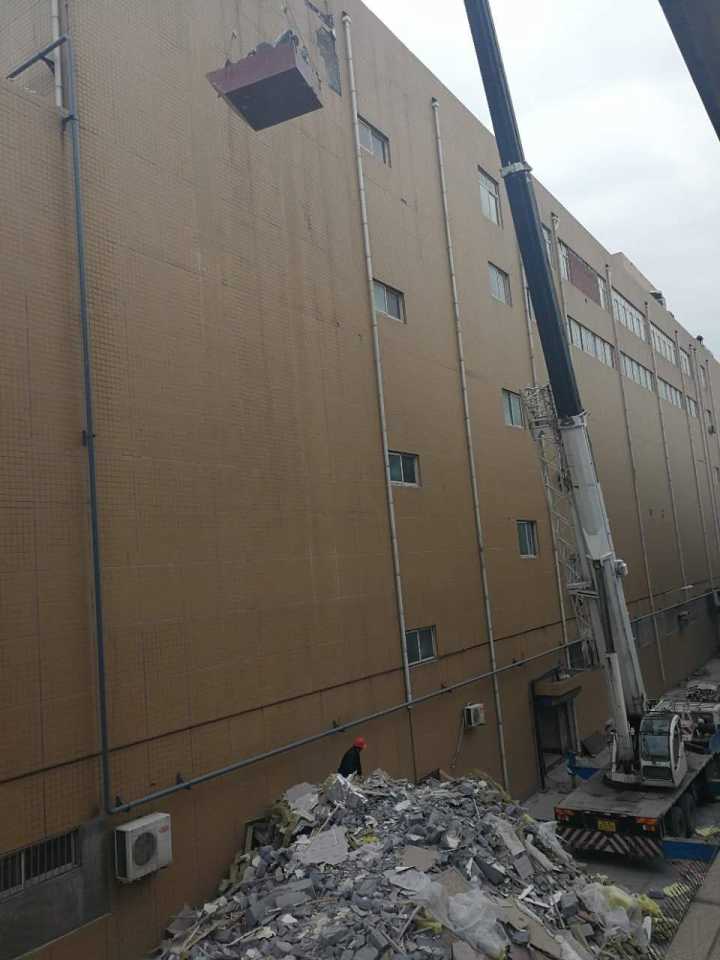 银座奥特莱斯东环店工地晚上10点还施工 附近居民难以入眠