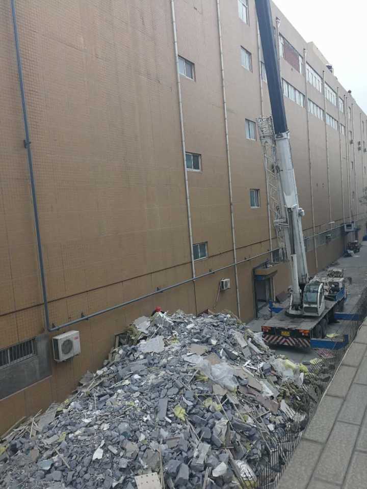 银座奥特莱斯东环店工地晚上10点还施工 附近居民难以入眠