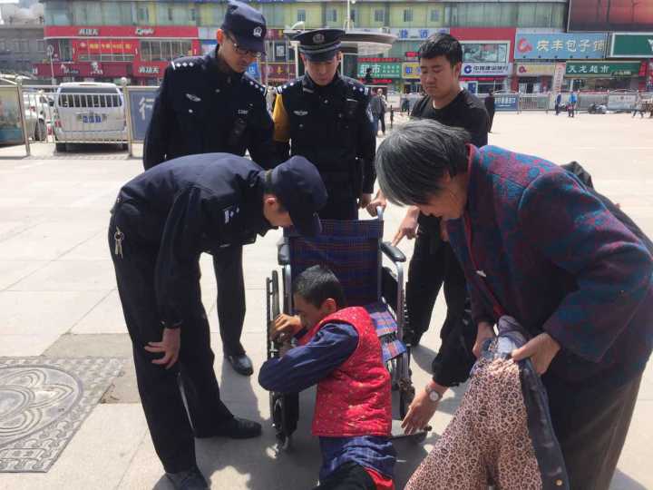 七旬老太带病儿济南路边“求搭车” 警民联手用担架将病人送上火车