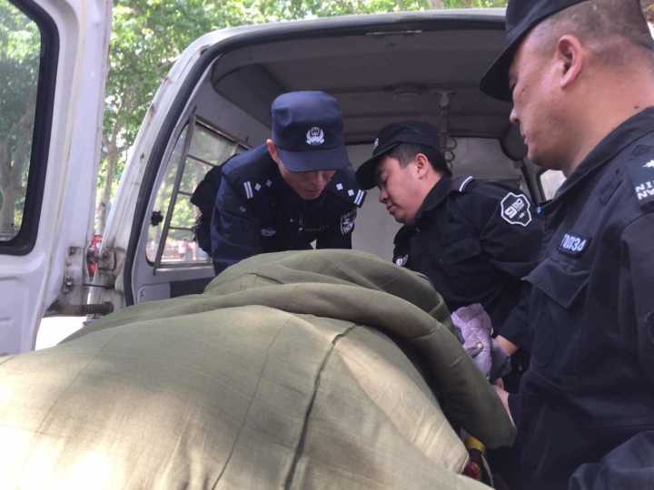 七旬老太带病儿济南路边“求搭车” 警民联手用担架将病人送上火车