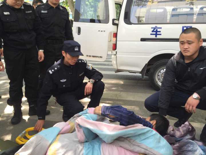七旬老太带病儿济南路边“求搭车” 警民联手用担架将病人送上火车