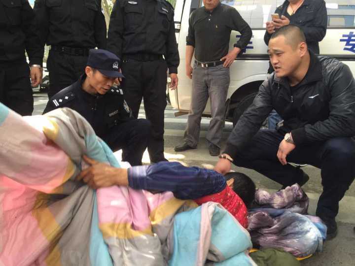 七旬老太带病儿济南路边“求搭车” 警民联手用担架将病人送上火车