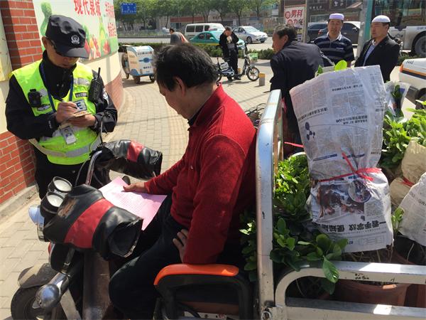 济南严查“三四轮”催生摩托车报考热 有驾校4月报名数顶去年一年