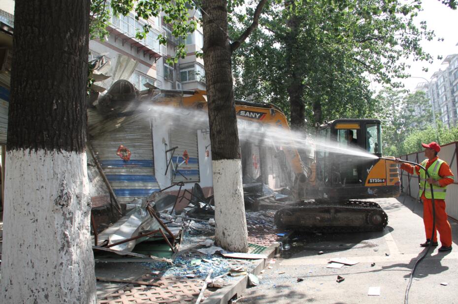 刘长山路沿街40间违建门头房被拆