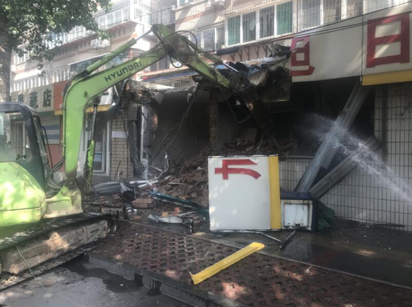 刘长山路沿街40间违建门头房被拆