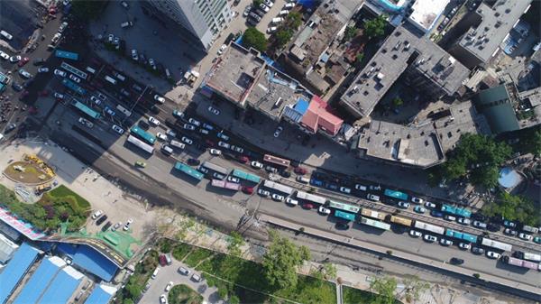 济南：道路施工车辆排长龙 出行绕开济泺路