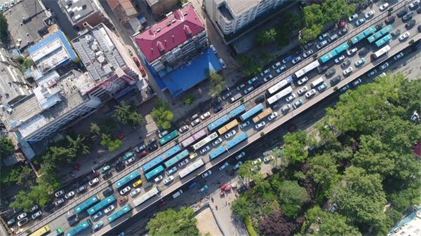 济南：道路施工车辆排长龙 出行绕开济泺路