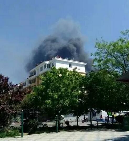 突发！济南高新区孙村附近一厂房着火 现场浓烟滚滚