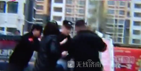 济南一的哥在匡山小区被一群持砍刀和棍棒的男子围殴