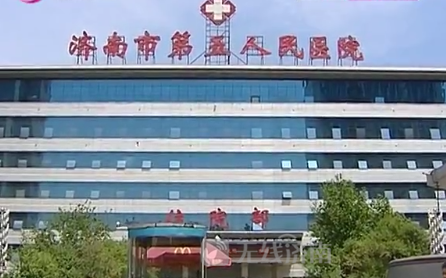 济南一的哥在匡山小区被一群持砍刀和棍棒的男子围殴