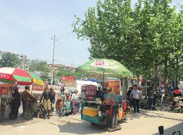 华能路店外经营管不住?店铺“伸舌头” 摊贩“打游击”