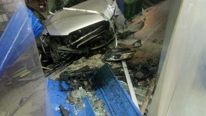 二环东路一辆奥迪撞护栏冲进超市 疑司机毒驾躲避检查