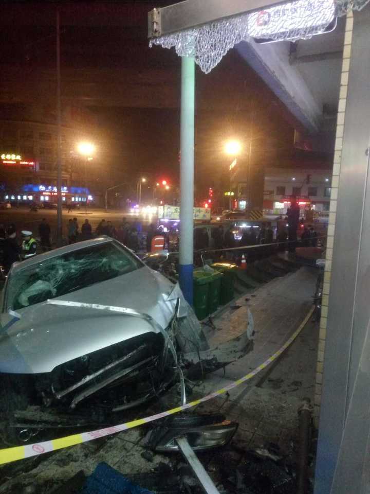 二环东路一辆奥迪撞护栏冲进超市 疑司机毒驾躲避检查
