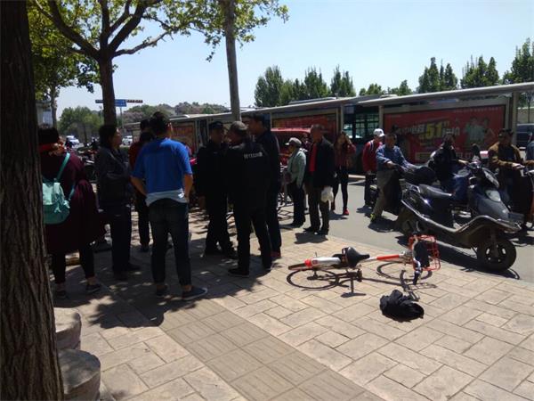 摩拜乱停刮路人引发“全武行” 车子本来就不该停在这里