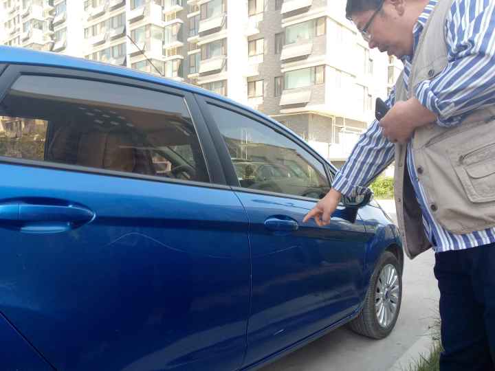 槐荫区御水山庄8辆车一夜被划  监控显示或是小区居民所为