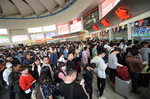 济南“五一”出行客流提前 车站人流如潮