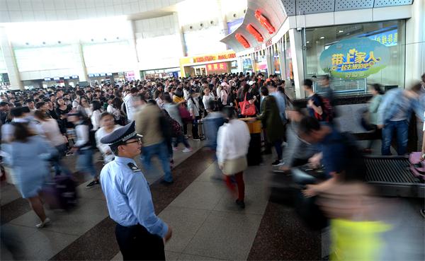 济南“五一”出行客流提前 车站人流如潮