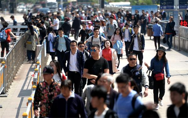 济南“五一”出行客流提前 车站人流如潮