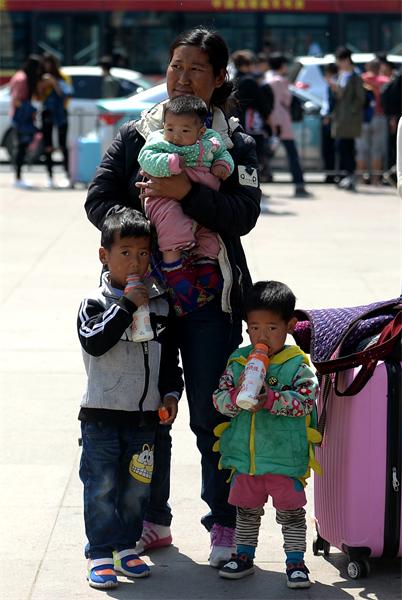 济南“五一”出行客流提前 车站人流如潮