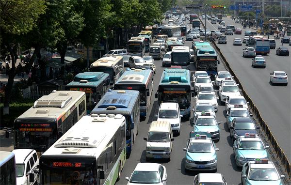 “五一”节前扎堆出行 济泺路变“停车场”