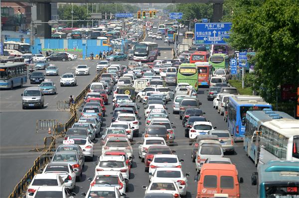 “五一”节前扎堆出行 济泺路变“停车场”
