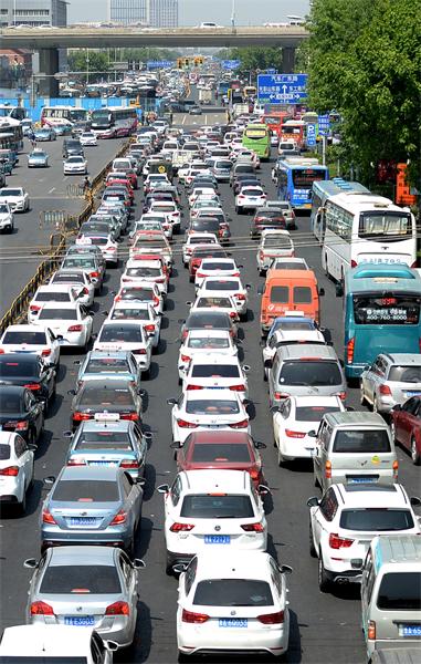 “五一”节前扎堆出行 济泺路变“停车场”