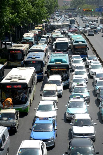 “五一”节前扎堆出行 济泺路变“停车场”