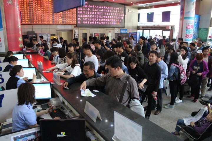 五一小长假到来 广场汽车站迎客流高峰