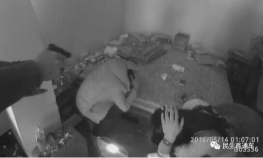 �����������һ�����ѵ� ������ץ��һ��һŮ�����ӡ�