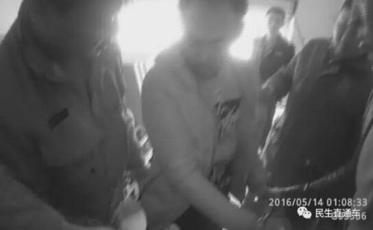 �����������һ�����ѵ� ������ץ��һ��һŮ�����ӡ�