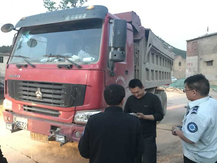 济南督察组突查扬尘 渣土车违规被查车主当场叫嚣：我不怕