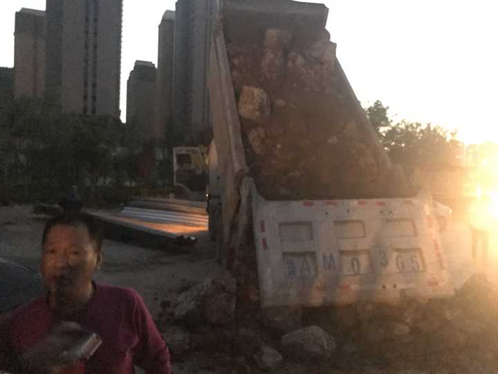 济南督察组突查扬尘 渣土车违规被查车主当场叫嚣：我不怕