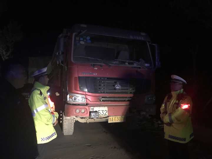 济南督察组突查扬尘 渣土车违规被查车主当场叫嚣：我不怕