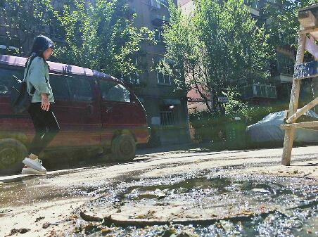 英雄山路50号院楼前污水不停冒 百户居民出行难