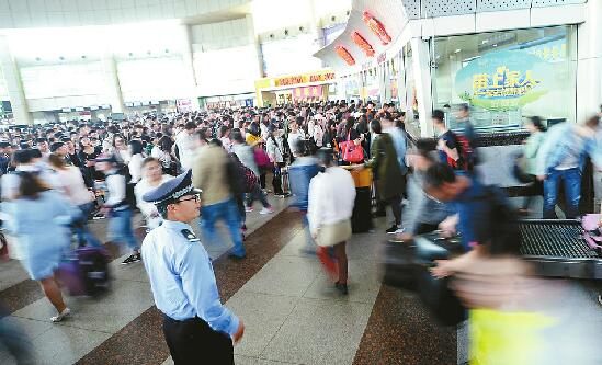 济南出行客流提前车站人潮涌动 众多乘客排起长队购票