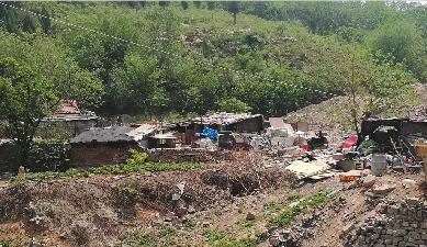 燕山立交东南角“有点乱” 建材裸露交易建筑垃圾遍地