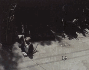 幸福街一男子当街扑倒女路人掀裙猥亵 路人大喝一声将