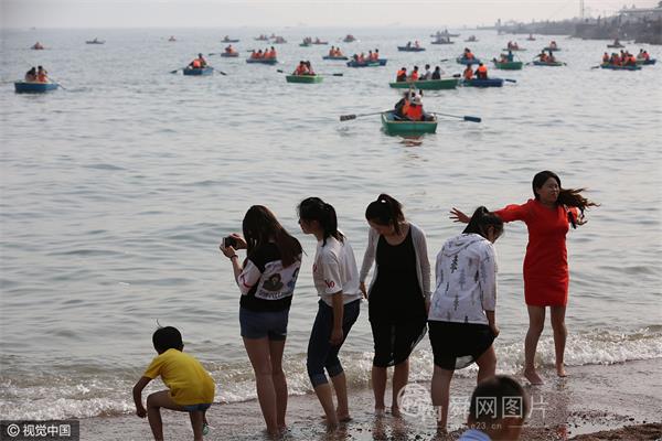 青岛：五一假日游客嗨翻海水浴场
