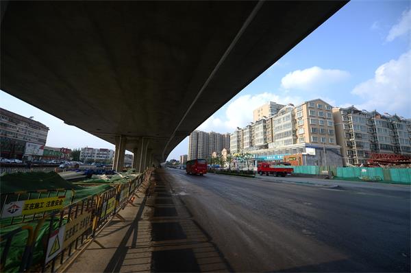 济南二环西路高架开铺沥青