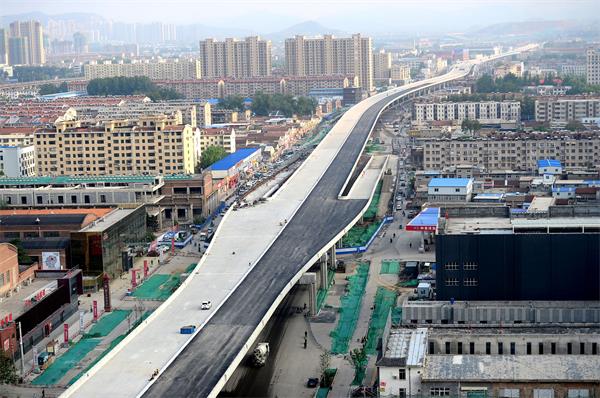 济南二环西路高架开铺沥青