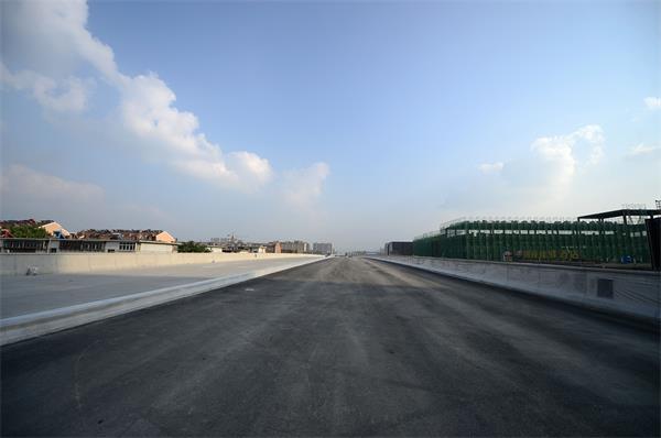 济南二环西路高架开铺沥青