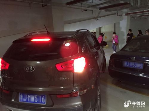 ·Ê³ÇÌÒ¶¼¹ú¼Ê³ÇÀ¦°ó10ÍòÔª³µÎ»ËõË®20cm ÀÏ˾»úÖ±ºôÍ£³µÄÑ