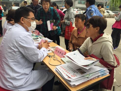 济南舜井社区青年志愿义诊迎“五四”