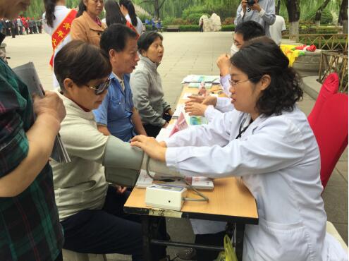 济南舜井社区青年志愿义诊迎“五四”