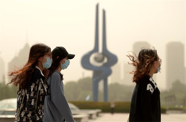 济南:大风沙尘天昏黄 出门戴口罩成标配